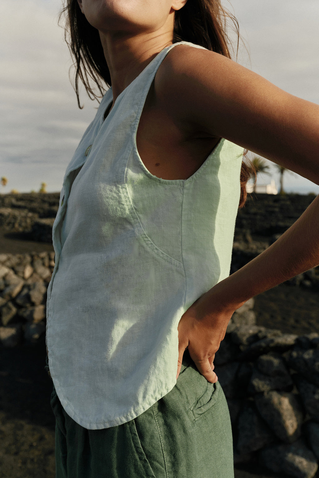 INDI + COLD LINEN VEST GREEN