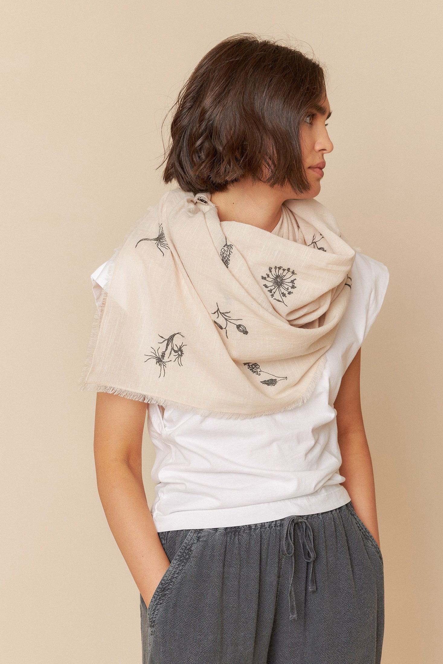 Indi & Cold FEATHER FLOWER SCARF