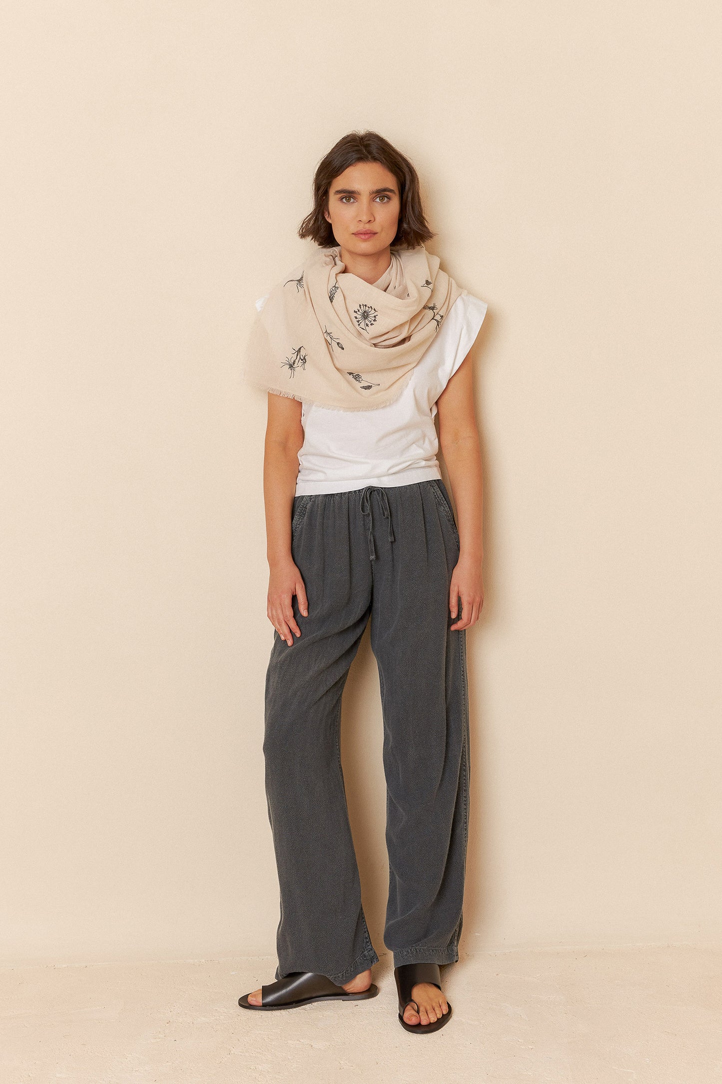 Indi & Cold FEATHER FLOWER SCARF