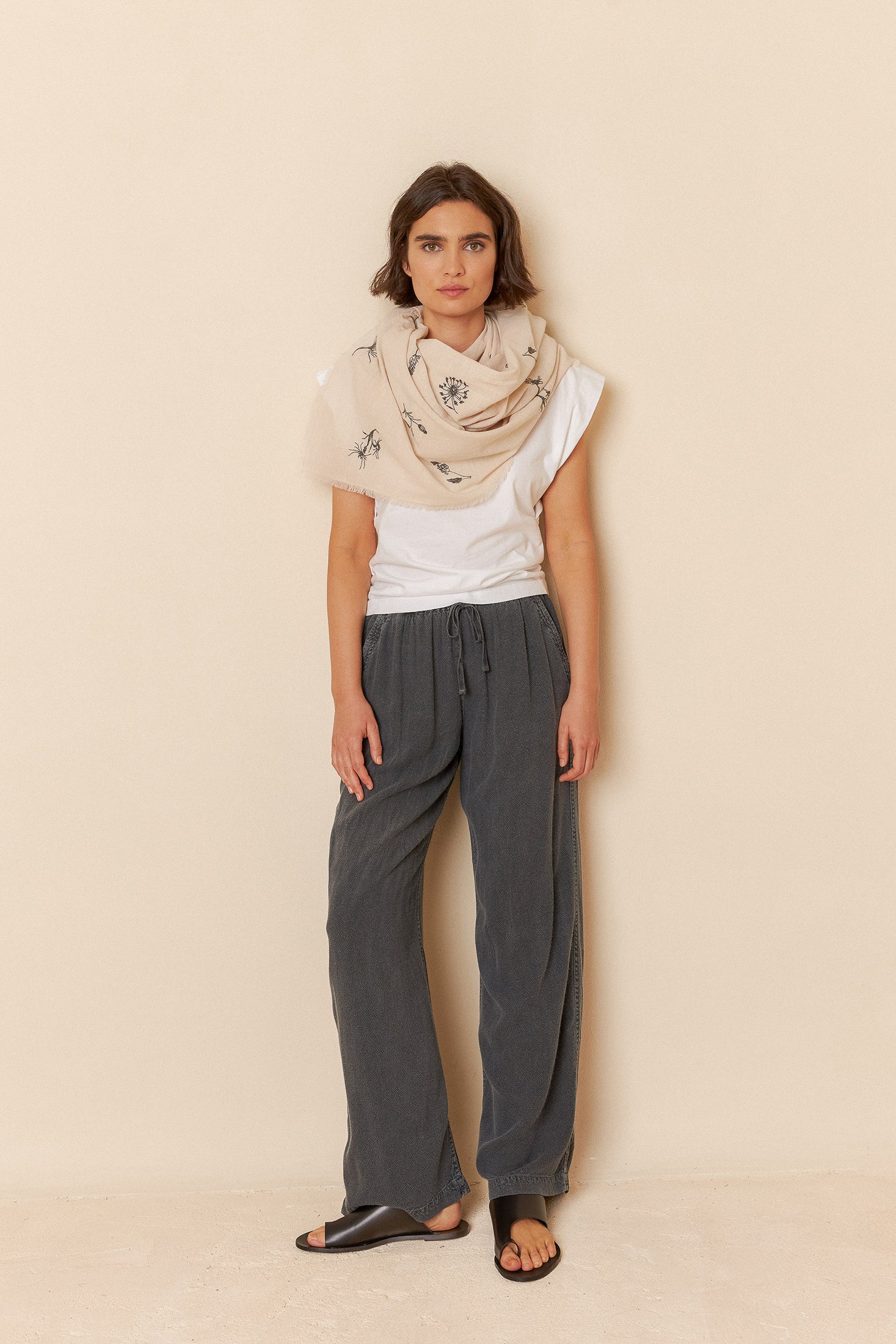 Indi & Cold FEATHER FLOWER SCARF