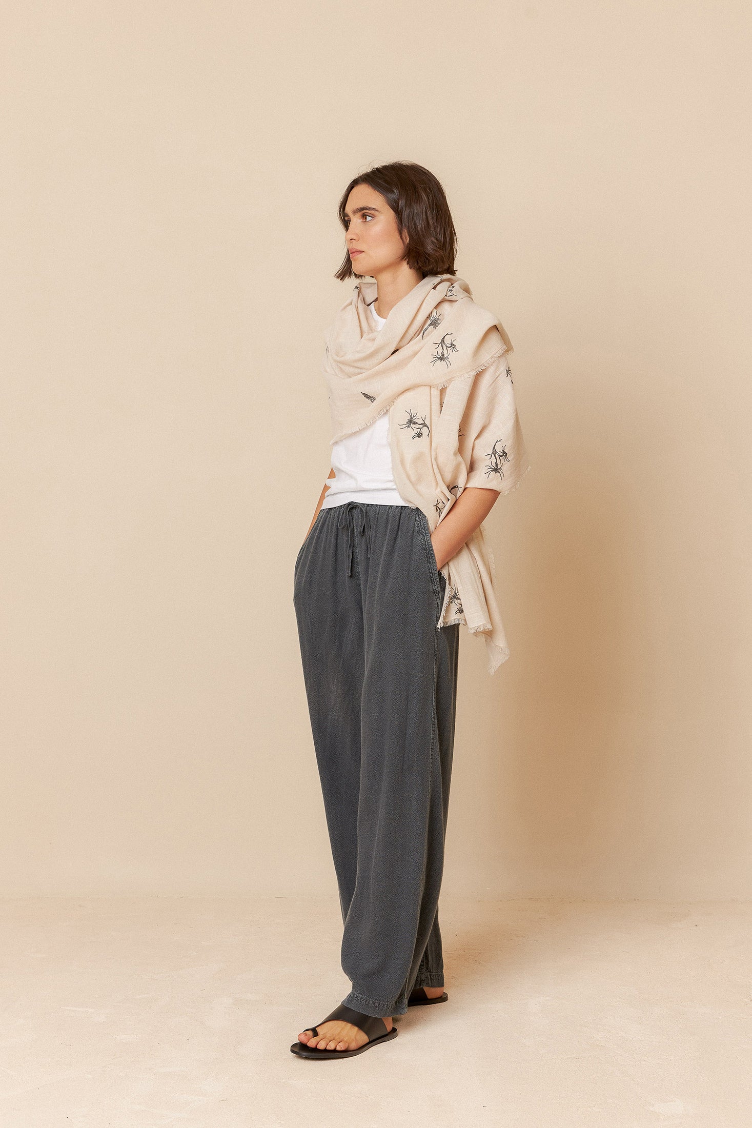 Indi & Cold FEATHER FLOWER SCARF