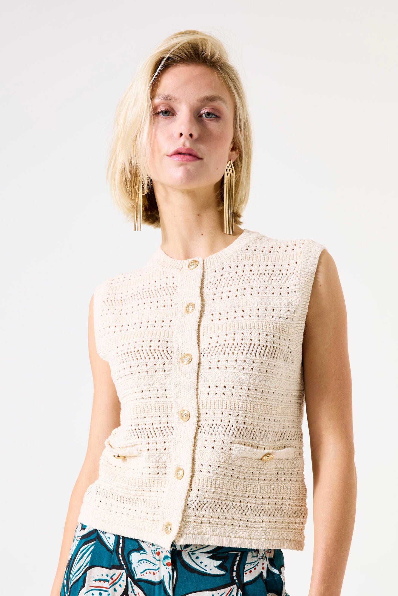 Sleeveless Off-white cardigan G50250